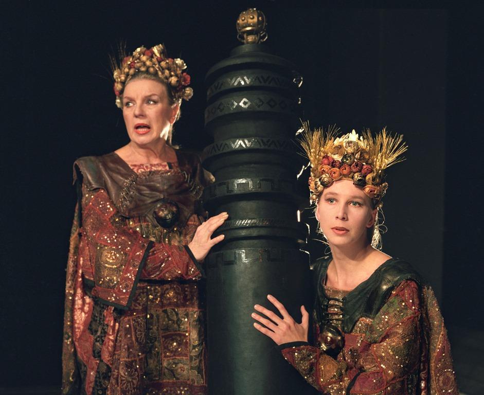 Eugenia Herman (Demeter), Magdalena Warzecha (Kora). Fot. Wojciech Plewiński