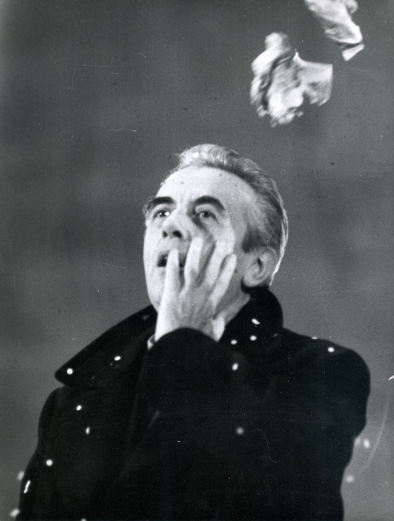 Andrzej Łapicki (Ślepiec) w spektaklu STARA KOBIETA WYSIADUJE Tadeusza Różewicza w reż. Helmuta Kajzara. Premiera w Teatrze Narodowym 11 października 1978. Fot. Marek Michałowski / Archiwum Artystyczne Teatru Narodowego
