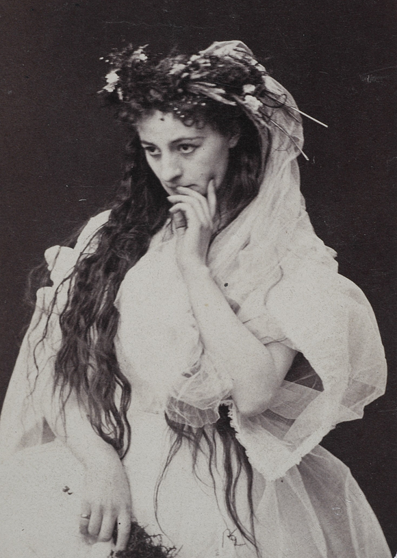 Helena Modrzejewska jako Ofelia w „Hamlecie” Williama Shakespeare’a. Fot. Walery Rzewuski, 1867 / domena publiczna