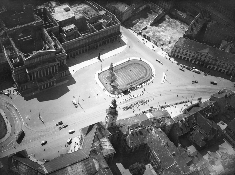 Plac Teatralny ze zniszczonym Teatrem Wielkim i Teatrem Narodowym, niemieckie zdjęcie lotnicze z przełomu kwietnia i maja 1944 / Bildarchiv Foto Marburg