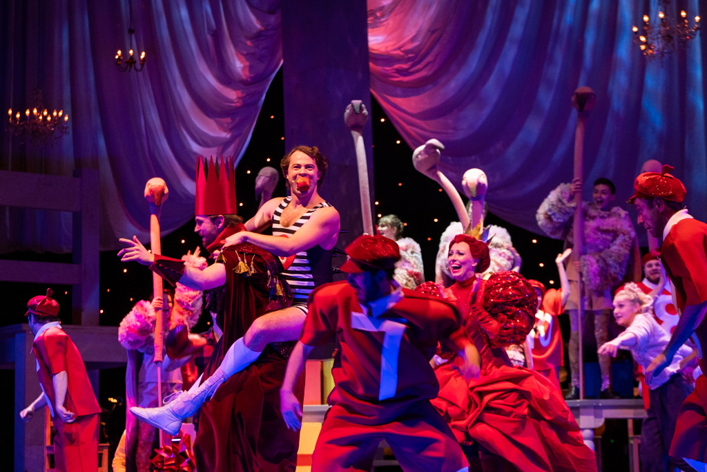 Scena zbiorowa. Na pierwszym planie: Hubert Paszkiewicz (Król Kier), Kamil Mrożek (Jeż), Kacper Matula (Siódemka), Anna Lobedan (Królowa Kier). Fot. Marta Ankiersztejn