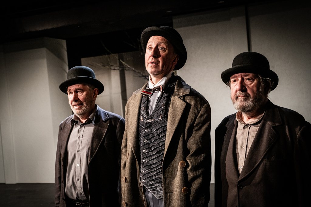Jerzy Radziwiłowicz (Vladimir), Cezary Kosiński (Pozzo), Mariusz Benoit (Estragon). Fot. Marta Ankiersztejn 