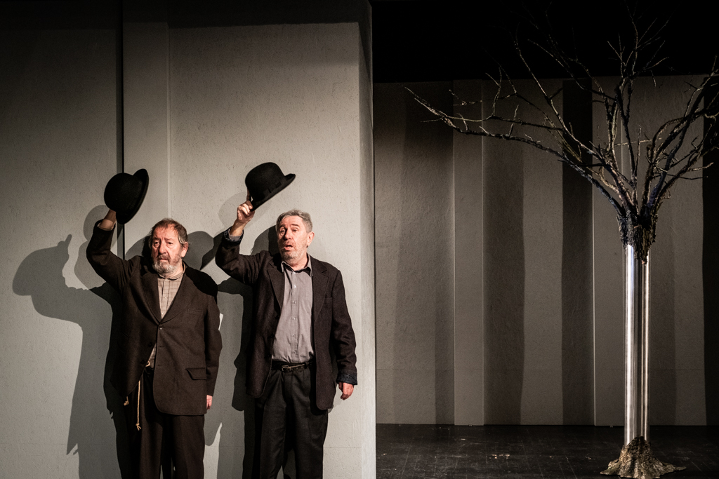 Mariusz Benoit (Estragon), Jerzy Radziwiłowicz (Vladimir). Fot. Marta Ankiersztejn 
