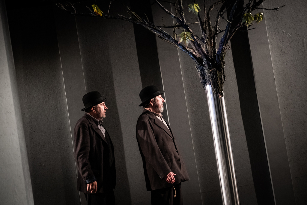 Jerzy Radziwiłowicz (Vladimir), Mariusz Benoit (Estragon). Fot. Marta Ankiersztejn 