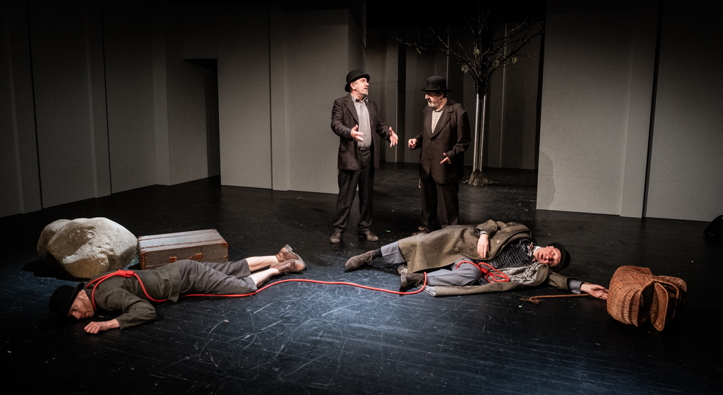Bartłomiej Bobrowski (Lucky), Jerzy Radziwiłowicz (Vladimir), Mariusz Benoit (Estragon), Cezary Kosiński (Pozzo). Fot. Marta Ankiersztejn 