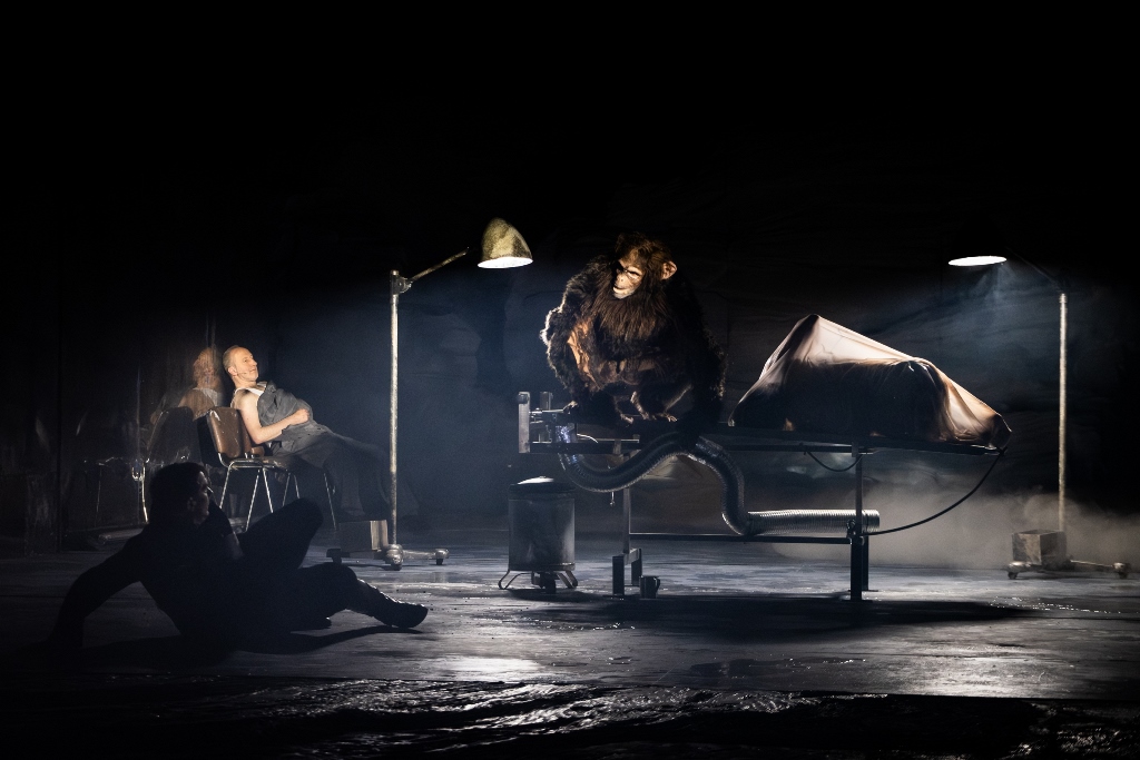 Damian Kwiatkowski (Mefistofeles 1), Cezary Kosiński (Faust), Paweł Brzeszcz (Wagner). Fot. Marta Ankiersztejn 