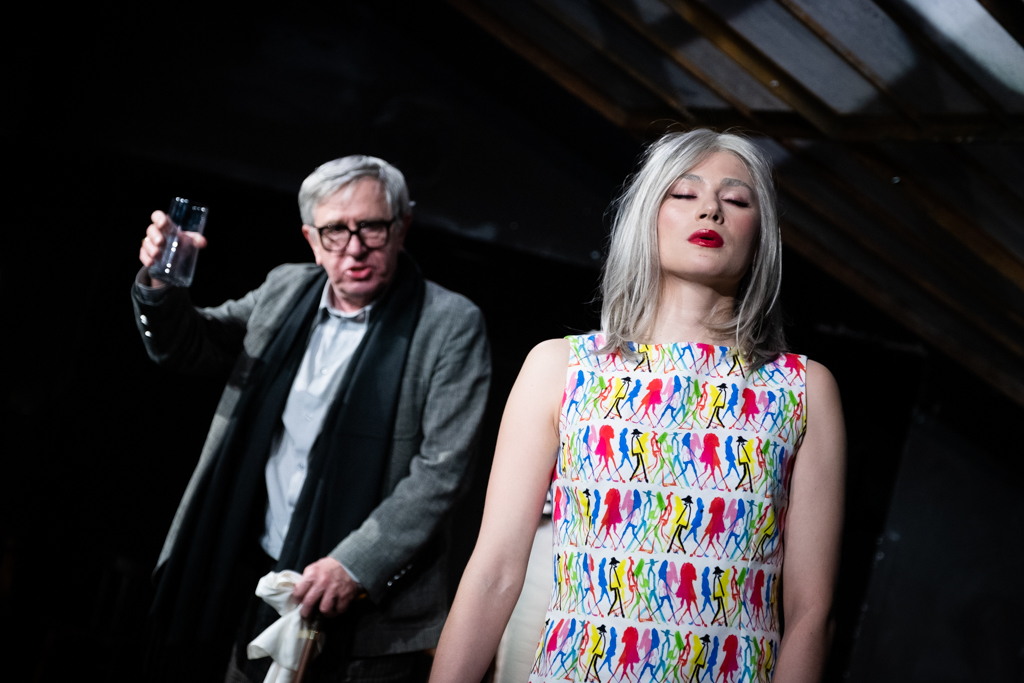 Jerzy Radziwiłowicz (Bruscon), Zuzanna Saporznikow (Sara). Fot. Marta Ankiersztejn