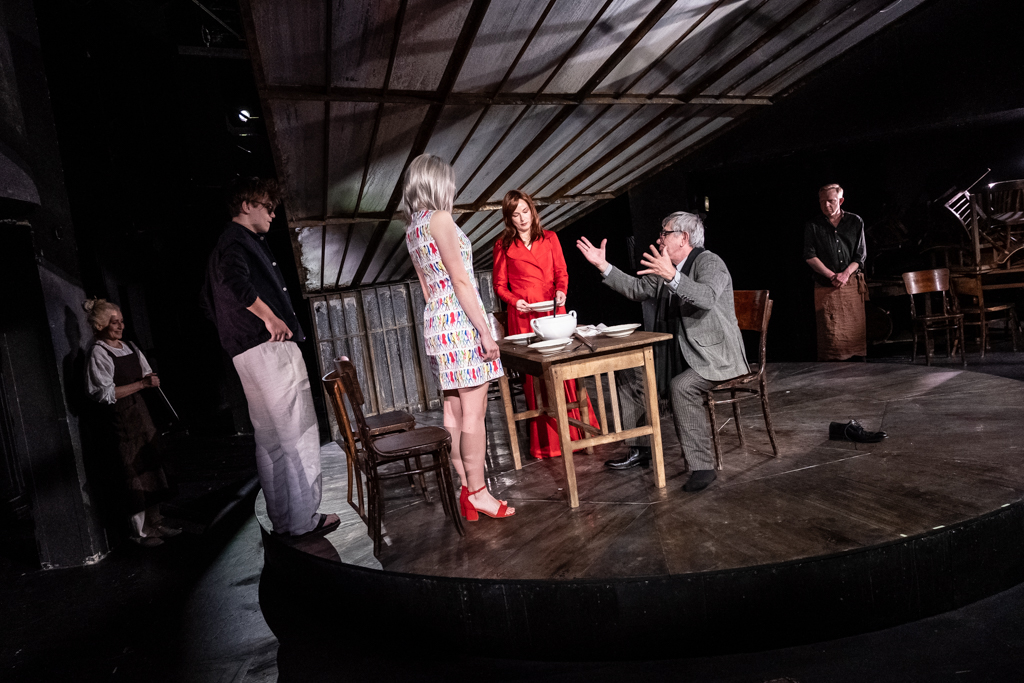 Kinga Ilgner (Żona Właściciela Gospody), Hubert Łapacz (Ferruccio), Zuzanna Saporznikow (Sara), Aleksandra Justa (Pani Bruscon), Jerzy Radziwiłowicz (Bruscon), Arkadiusz Janiczek (Właściciel Gospody). Fot. Marta Ankiersztejn