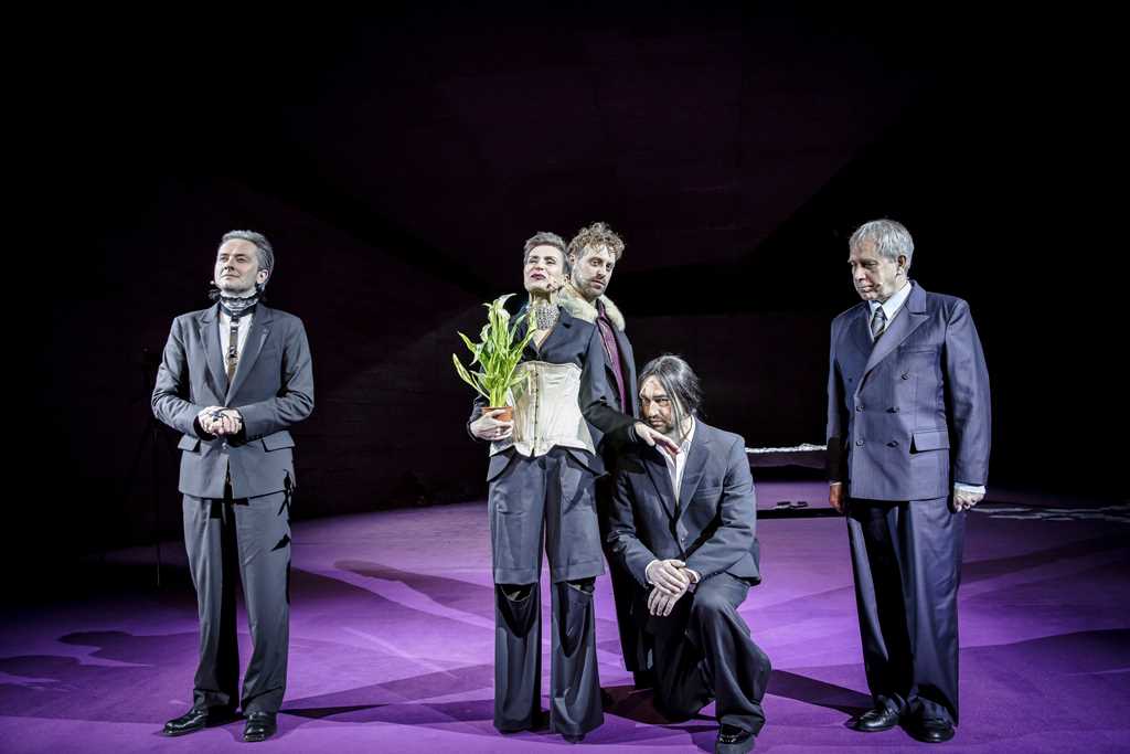 Przemysław Stippa (Wilhelm Cecil), Danuta Stenka (Elżbieta), Mateusz Rusin (Robert Dudley), Marcin Przybylski (Hrabia Aubespine), Jarosław Gajewski (Georg Talbot). Fot. Krzysztof Bieliński 