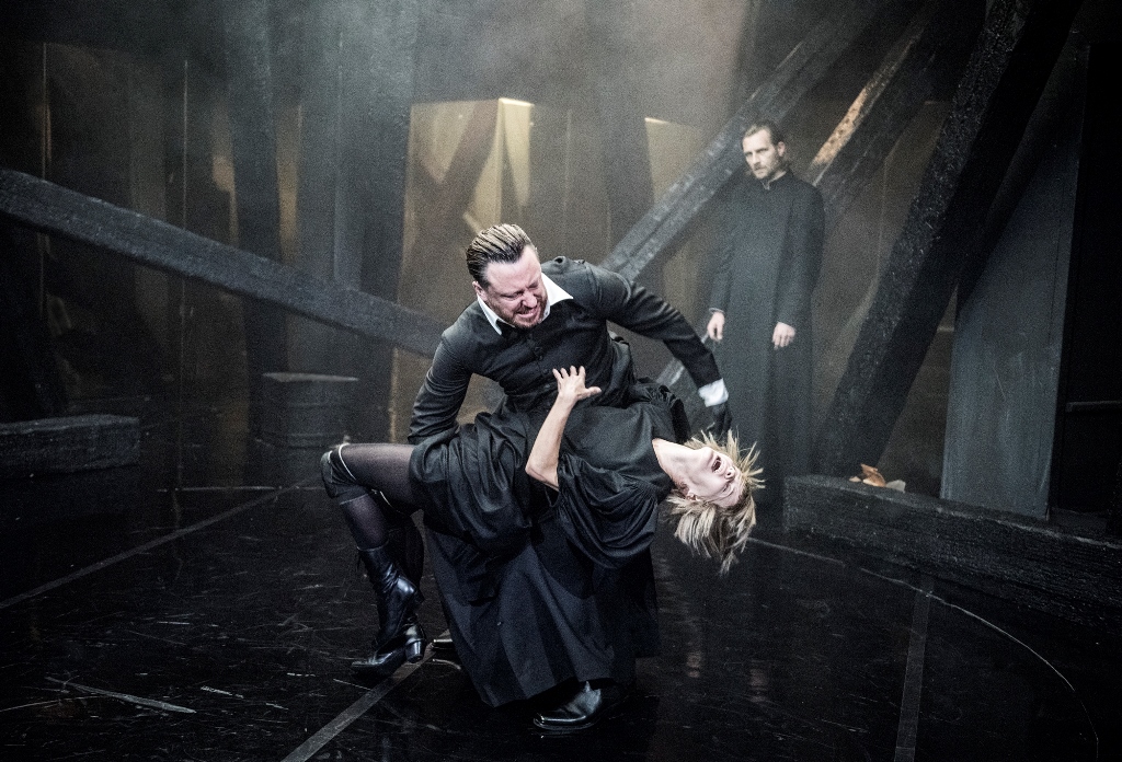 Adam Szczyszczaj (Egzorcysta), Małgorzata Kożuchowska (Joanna), Karol Pocheć (Suryn).  Fot. Magda Hueckel