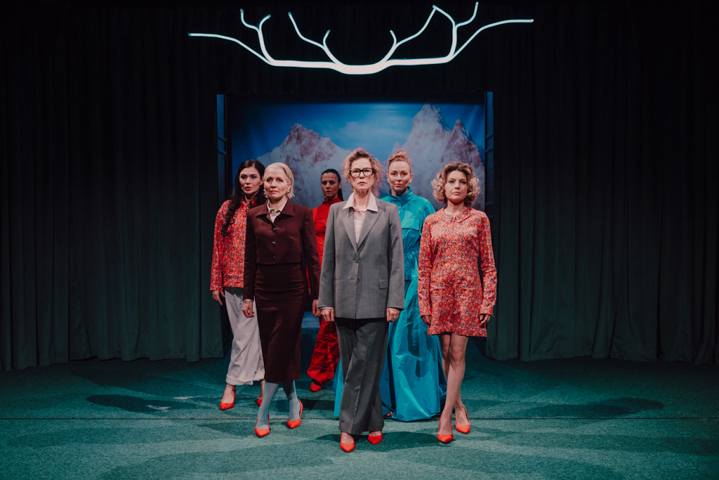 Zuzanna Saporznikow (Agnieszka), Kinga Ilgner (Magda), Patrycja Soliman (Padawanka), Aleksandra Justa (Rebecca), Anna Lobedan (Kasandra), Edyta Olszówka (Kamila).  Fot. Karolina Jóźwiak 