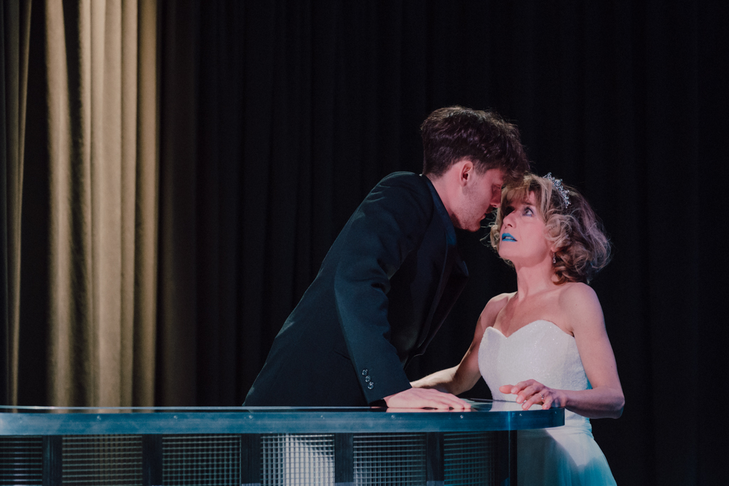 Piotr Kramer (Kelner), Edyta Olszówka (Laura Palmer). Fot. Karolina Jóźwiak 